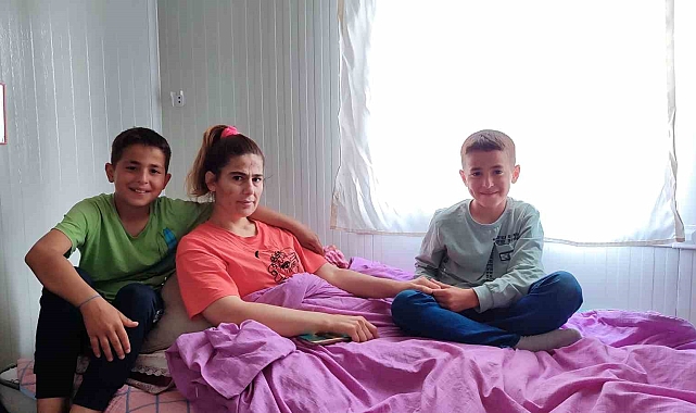 Kahramanmaraş&#039;ta depremde enkaz altında kalan ve belden aşağısı tutmayan kadına 11 yaşındaki ikiz çocukları bakıyor