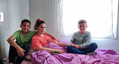 Kahramanmaraş'ta depremde enkaz altında kalan ve belden aşağısı tutmayan kadına 11 yaşındaki ikiz çocukları bakıyor