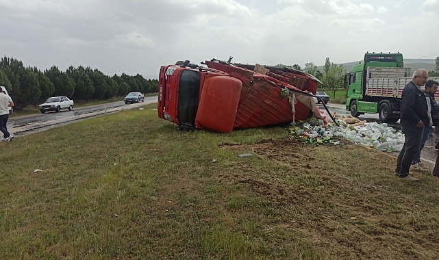 Kastamonu&#039;da su ve meşrubat yüklü kamyon devrildi: 2 yaralı