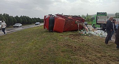 Kastamonu'da su ve meşrubat yüklü kamyon devrildi: 2 yaralı