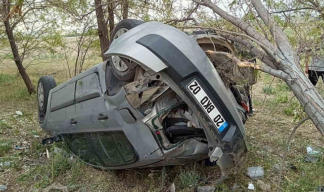 Konya&#039;da lastiği patlayan otomobil takla attı: 4 yaralı