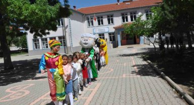 Liseliler küçük kardeşlerini hediyeleri ile sevindirdi