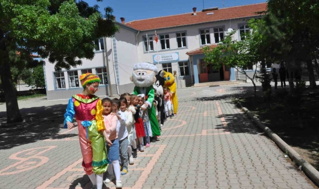 Liseliler küçük kardeşlerini hediyeleri ile sevindirdi