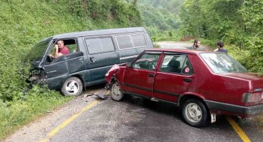 Minibüs ile otomobil kafa kafaya çarpıştı: 3 yaralı