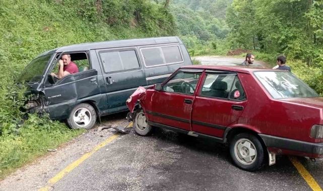 Minibüs ile otomobil kafa kafaya çarpıştı: 3 yaralı