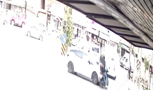 Motosiklet sürücüsünün yaralandığı kaza kamerada