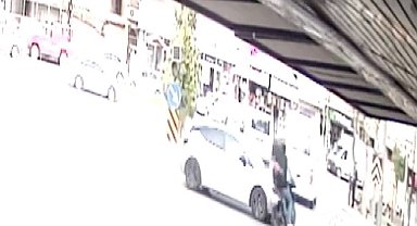 Motosiklet sürücüsünün yaralandığı kaza kamerada