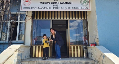 Muşlu çocuk bulduğu yavru kulaklı baykuşun hayatını kurtardı