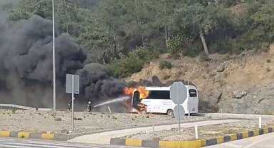 Otel çalışanlarını taşıyan servis midibüsü seyir halinde alev aldı