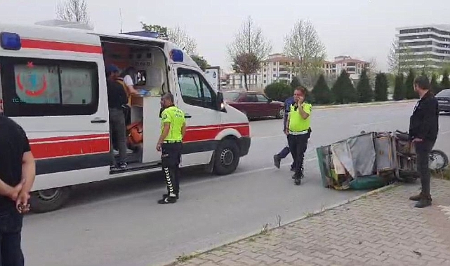 Otomobil ile elektrikli motosiklet çarpıştı: 1&#039;i çocuk 3 yaralı