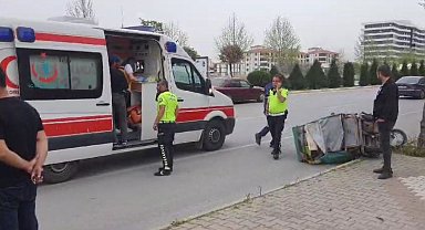 Otomobil ile elektrikli motosiklet çarpıştı: 1'i çocuk 3 yaralı