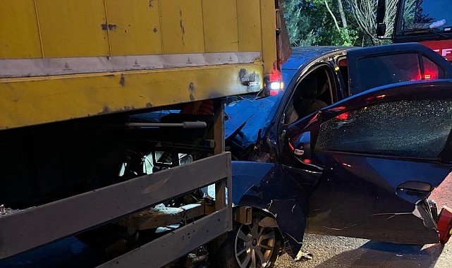 Otomobil, PTT kamyonuna ok gibi saplandı: 1 ölü, 2 yaralı