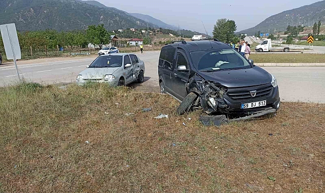Reşadiye&#039;de otomobil ile hafif ticari araç çarpıştı: 2 kişi yaralandı