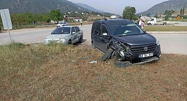 Reşadiye'de otomobil ile hafif ticari araç çarpıştı: 2 kişi yaralandı