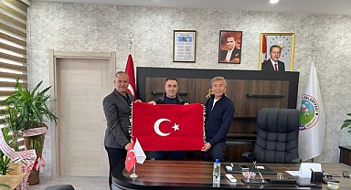 Şehit ve Gaziler Derneği Başkan Toka'ya Türk Bayrağı hediye etti