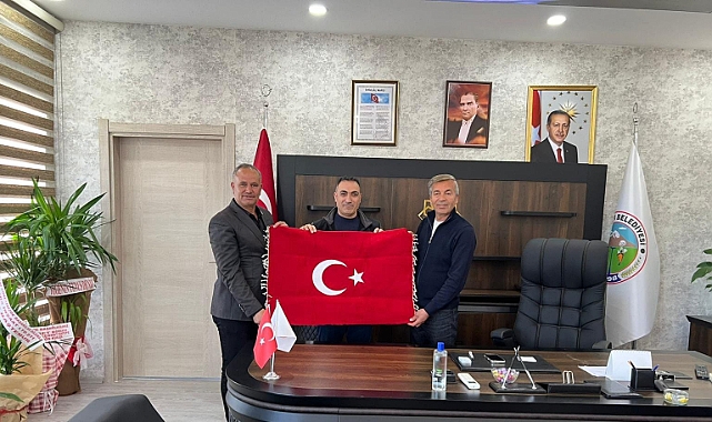 Şehit ve Gaziler Derneği Başkan Toka&#039;ya Türk Bayrağı hediye etti