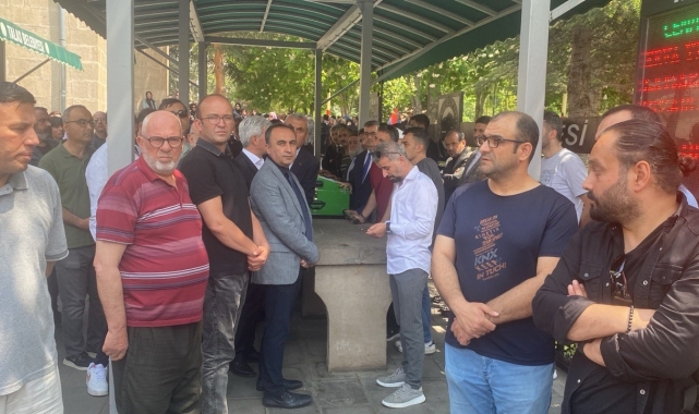 Tramvaya binmek için karşıya geçtiği sırada otomobilin çarptığı Erva, toprağa verildi