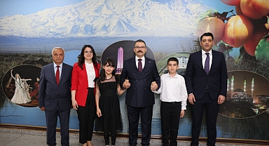 Vali Turan koltuğunu çocuklara devretti