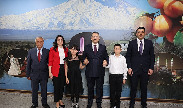 Vali Turan koltuğunu çocuklara devretti