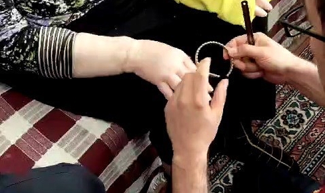 Yatalak hastanın şişen bileğindeki bileziği itfaiye çıkardı