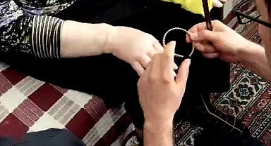 Yatalak hastanın şişen bileğindeki bileziği itfaiye çıkardı