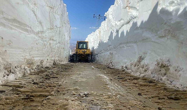 Yüksekova&#039;da 6 metrelik kar tünellerinde zorlu çalışma