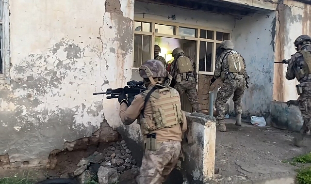 16 adrese eş zamanlı dev operasyon yapıldı