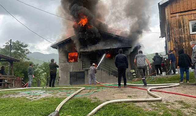 2 katlı ahşap ev alevlere teslim olarak küle döndü