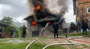 2 katlı ahşap ev alevlere teslim olarak küle döndü