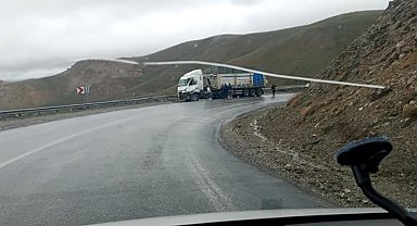 2 tırın kafa kafaya çarpışması sonucu 2 kişi yaralandı