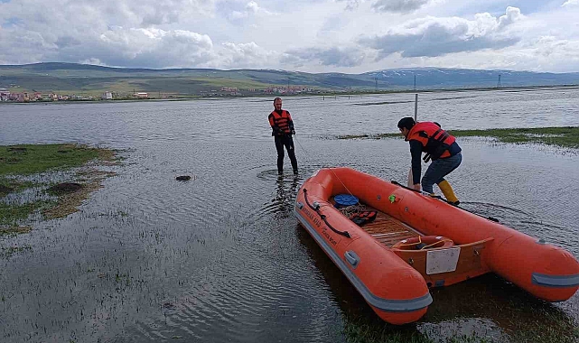 2 vatandaş sular altında kalan ovada mahsur kaldı