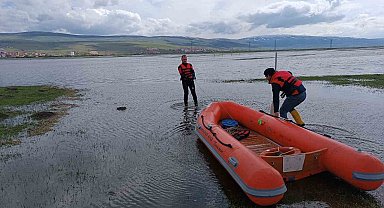 2 vatandaş sular altında kalan ovada mahsur kaldı