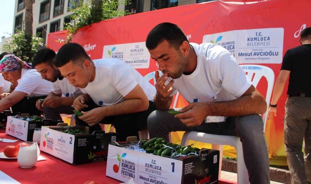 3 dakikada 323 gram acı biber yedi