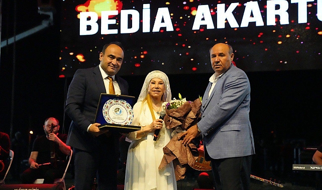 30 yıl aradan sonra ünlü sanatçılar Domates Festivalinde buluştu