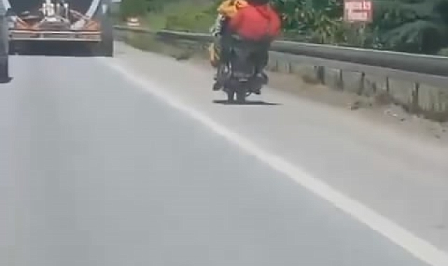 4 kişinin bindiği motosikletin, tehlikeli yolculuğu