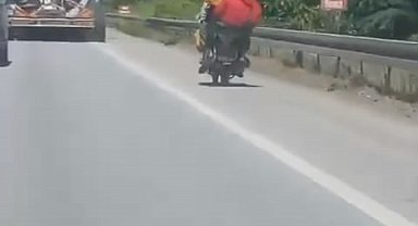 4 kişinin bindiği motosikletin, tehlikeli yolculuğu