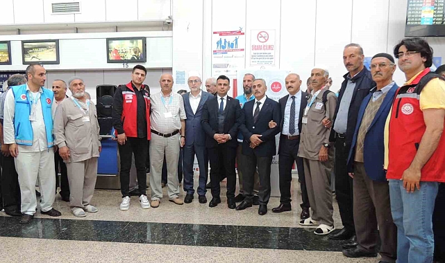 423 hacı adayının Erzurum&#039;dan Medine&#039;ye uğurlandı