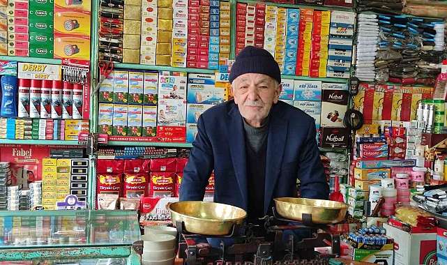 56 yıldır aynı dükkânı işleten Cengiz Çelik&#039;in düzenli iş yeri dikkat çekiyor