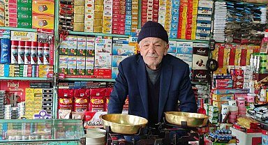 56 yıldır aynı dükkânı işleten Cengiz Çelik'in düzenli iş yeri dikkat çekiyor