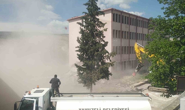 56 yıllık kaymakamlık binası birkaç darbeyle yıkıldı