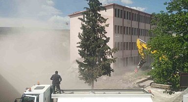 56 yıllık kaymakamlık binası birkaç darbeyle yıkıldı