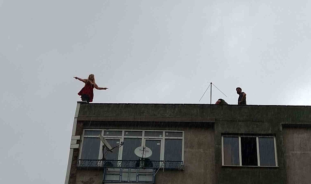 6 katlı binanın çatısına çıkarak intihara teşebbüs eden kadın, ikna edildi
