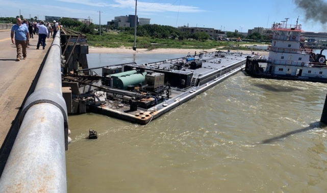 ABD&#039;de mavna köprüye çarptı