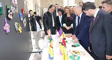 Açtığı serginin gelirini engellilere bağışladı