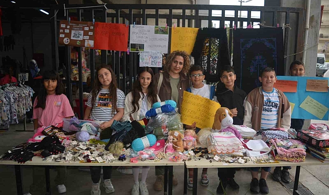 Açtıkları tezgahtan elde ettikleri gelir, engelli hayvanların mama giderine katkı sağlıyor