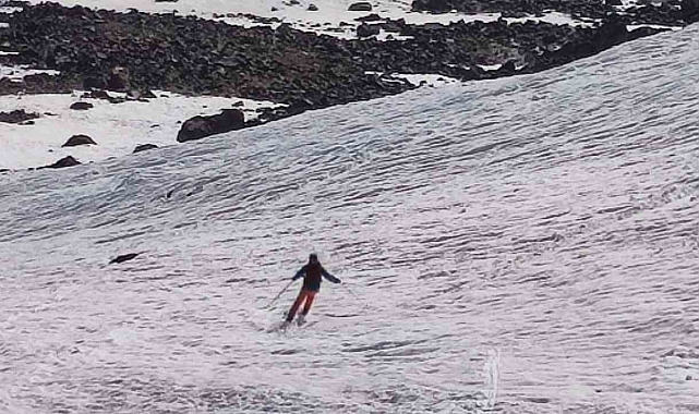 Ağrı Dağı zirvesinde kayak keyfi