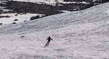 Ağrı Dağı zirvesinde kayak keyfi