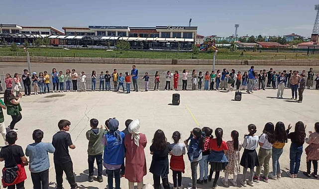 Ağrı&#039;da Geleneksel Çocuk Oyunları Şenliği ile unutulan oyunlar canlandı