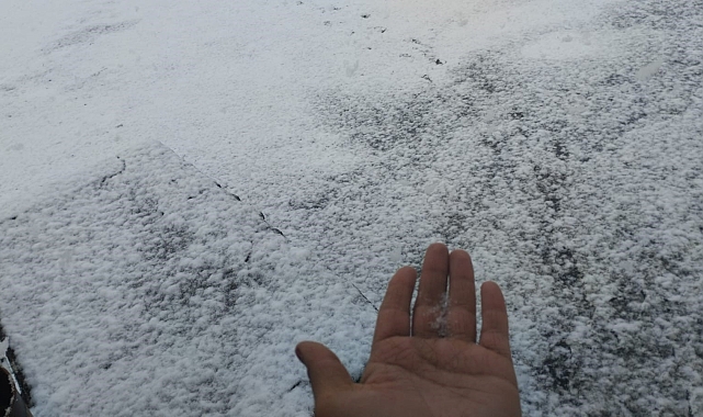 Ağrı&#039;da mayıs ayında kar yağışı köyü kışa döndürdü