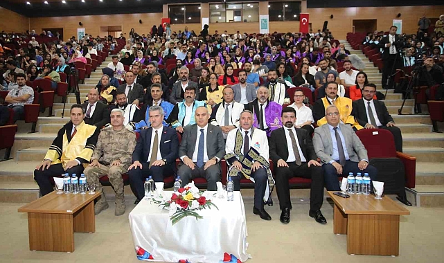 Ağrı&#039;da, Öğrenciler, diplomalarını aldı